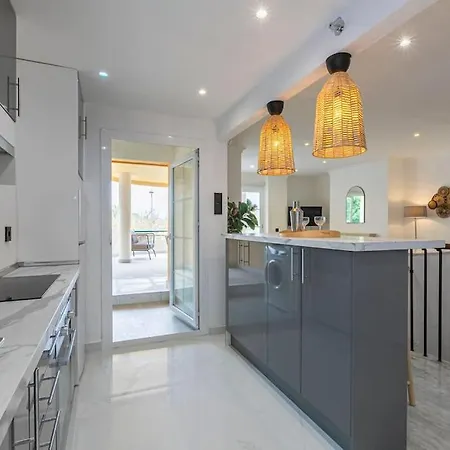 Apartment Spacious Duplex Steps To Puerto Banus