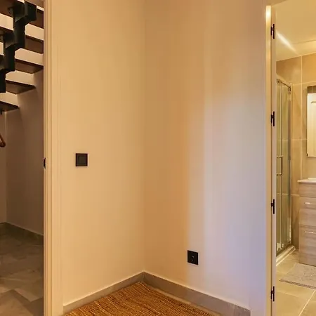 Apartment Spacious Duplex Steps To Puerto Banus Marbella